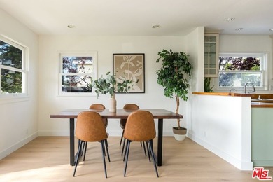 A turnkey Venice retreat featuring a thoughtfully renovated - photo 6