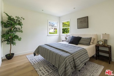 A turnkey Venice retreat featuring a thoughtfully renovated - photo 9