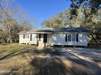 Precious cottage style home on large corner lot! New floors and - photo 1