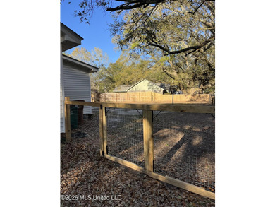 Precious cottage style home on large corner lot! New floors and - photo 2