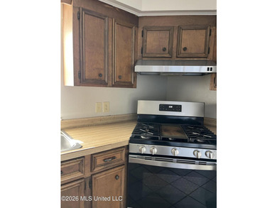 Precious cottage style home on large corner lot! New floors and - photo 6