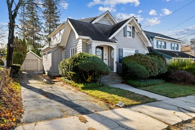 (private lake, pond, coastal) Home Sale Pending in New London Connecticut