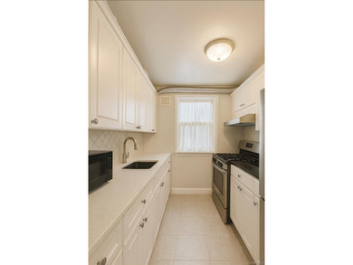 Welcome home to this sun-filled and inviting 2-bedroom residence - photo 5