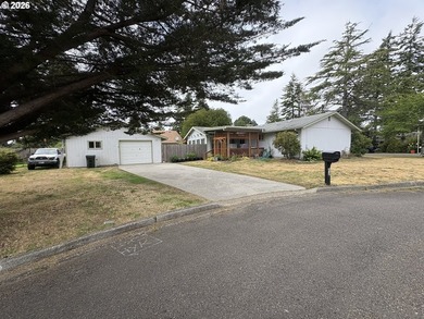 This 3 bedroom, 2 bath home is situated on a spacious in-town - photo 1