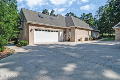 Experience luxury golf course living in this entertainer's dream - photo 5