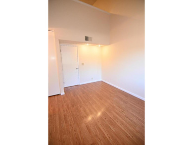 Why pay rent, when you can own! Welcome to this bright and - photo 7