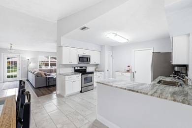 Looking for a cute, renovated 2 bed/2 bath, with no HOA, a large - photo 1