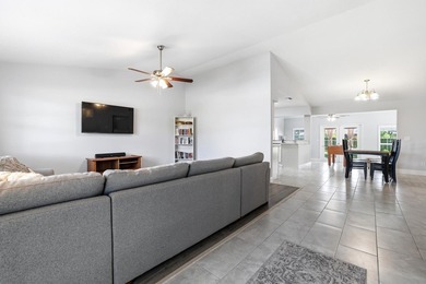 Looking for a cute, renovated 2 bed/2 bath, with no HOA, a large - photo 4