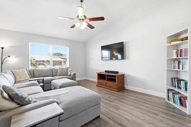 Looking for a cute, renovated 2 bed/2 bath, with no HOA, a large - photo 5