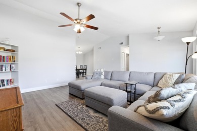 Looking for a cute, renovated 2 bed/2 bath, with no HOA, a large - photo 6