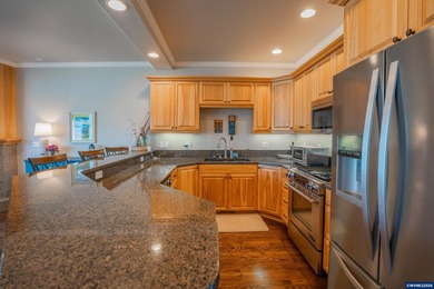 Rare opportunity to own a stunning furnished lakefront townhome - photo 4