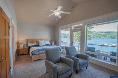Rare opportunity to own a stunning furnished lakefront townhome - photo 6