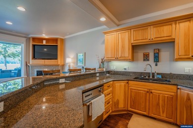 Rare opportunity to own a stunning furnished lakefront townhome - photo 7