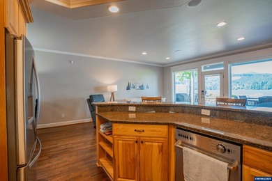 Rare opportunity to own a stunning furnished lakefront townhome - photo 9