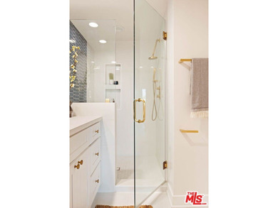 Rare opportunity to own an exceptionally spacious, beautifully - photo 44