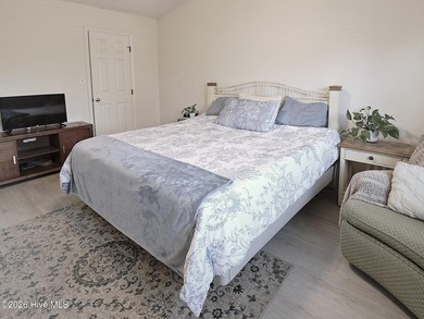 Live your life in the center of it all -- with space to gather - photo 29