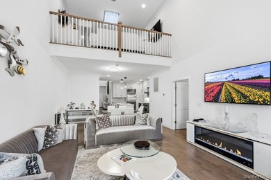A Fabulous Jamestown Townhouse has a dramatic 2 Story Grand - photo 19