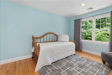 Welcome to this beautifully maintained 11-room Colonial nestled - photo 31