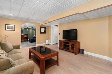 Welcome to this beautifully maintained 11-room Colonial nestled - photo 38