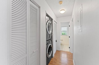 Bright, immaculate, 2- bedroom, 2-bath villa is the perfect - photo 3