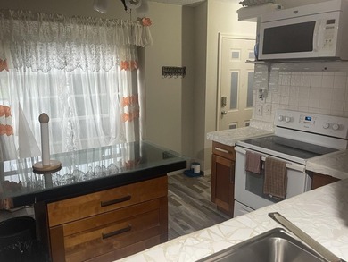 Outstanding 3 bedroom / 2 bath / 2 car garage single family home - photo 9