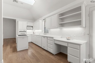 The heart of the home has a whole new look! This beautiful home - photo 12