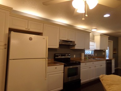 Welcome to this charming 3-bedroom, 2-bathroom manufactured home - photo 7