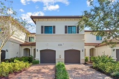Lake Townhome/Townhouse For Sale in Oakland Park, Florida