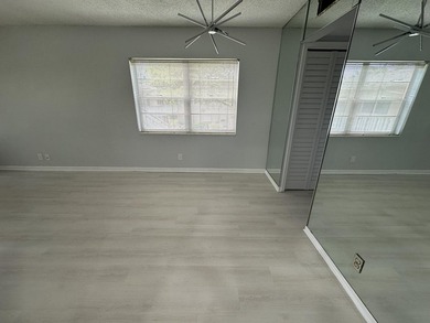 Beautiful and bright corner unit renovated overlooking the - photo 4