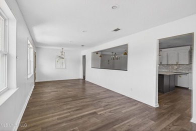 Lots of room to roam here in the large, centrally located old - photo 5