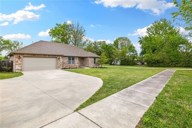 Charming 4 bed, 2 bath home just east of Fayetteville with - photo 1
