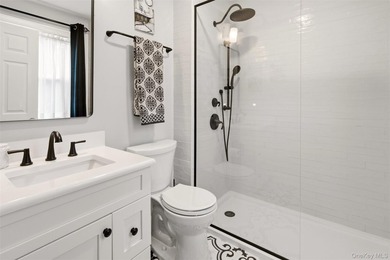 Beautifully appointed colonial on dead end street with private - photo 13