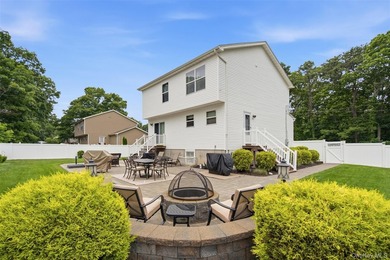 Beautifully appointed colonial on dead end street with private - photo 19