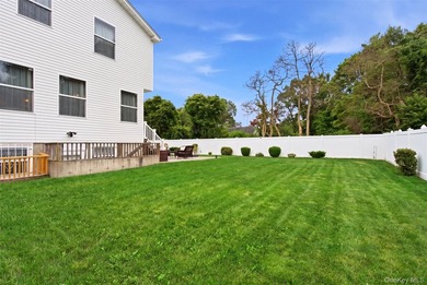 Beautifully appointed colonial on dead end street with private - photo 22