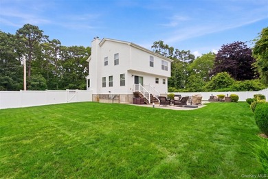 Beautifully appointed colonial on dead end street with private - photo 23