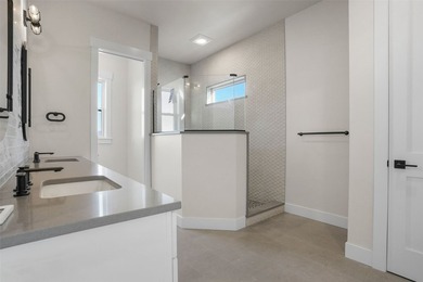 Stunning NEW CONSTRUCTION Home with Panoramic Views in a Prime - photo 34