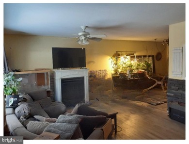 Back on market through no fault of the home. This is a custom - photo 3