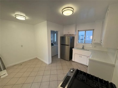 Great investment for this 3 units income property. One unit is - photo 2