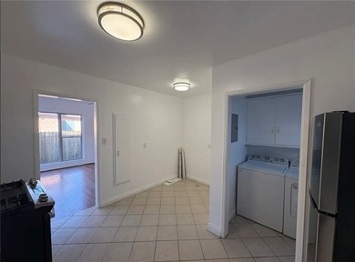 Great investment for this 3 units income property. One unit is - photo 3