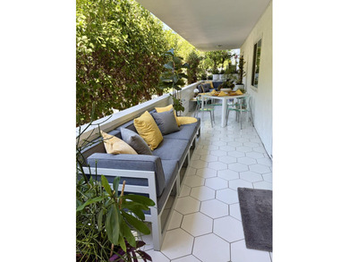 Mid Century marvel, stylishly renovated by resident owner - photo 4