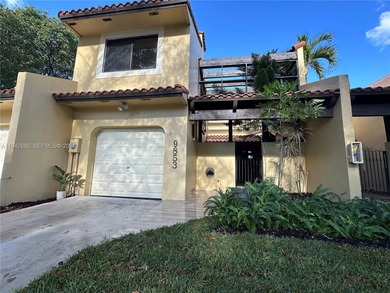 (private lake, pond, coastal) Townhome/Townhouse For Sale in Doral Florida