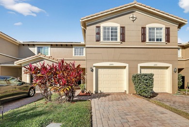 (private lake, pond, creek) Townhome/Townhouse For Sale in Port Saint Lucie Florida