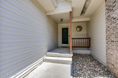 This beautiful, high-quality townhouse offers stunning Smoky - photo 2