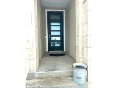 Beautiful Semi Custom Home, only floor plan in the neighborhood - photo 2