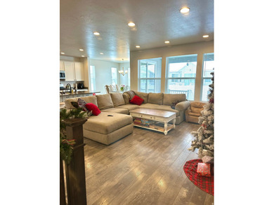 Beautiful Semi Custom Home, only floor plan in the neighborhood - photo 4