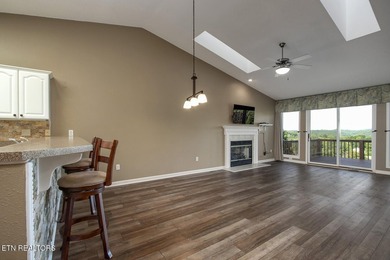 This beautiful, high-quality townhouse offers stunning Smoky - photo 5