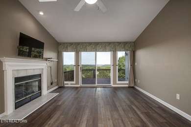 This beautiful, high-quality townhouse offers stunning Smoky - photo 6