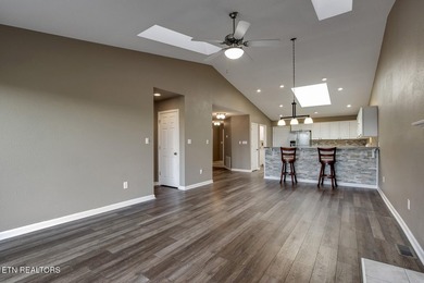 This beautiful, high-quality townhouse offers stunning Smoky - photo 10