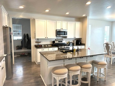 Beautiful Semi Custom Home, only floor plan in the neighborhood - photo 10