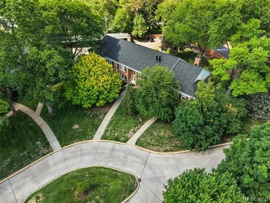2-bedroom condo is nestled in a quiet neighborhood. The exterior - photo 4